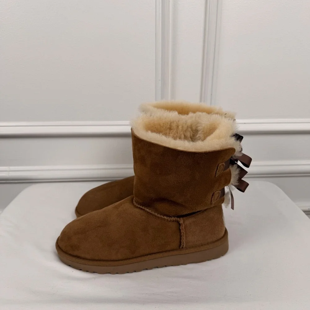 UGG Australia Bailey Bow II Chestnut Suede Sheepskin Boots 3280‎ Mens 6 Womens 8